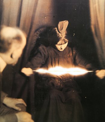 (1) Albert von Schrenck-Notzing: Phenomenon of Materialisation with Eva C., Mnichov 1913