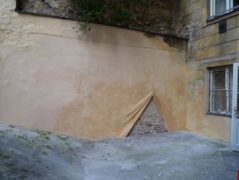 Jerzy Dobrzanski – Kůže zdi, Site specific instalace