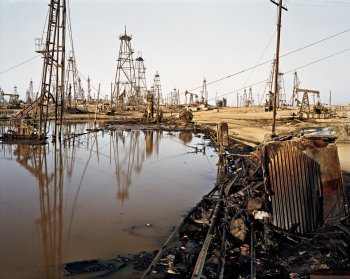 Baku,Edward Burtynsky. &#39;The end of oil&#39; - SOCAR Oil Fields #4 Baku, Azerbaijan, 2006
