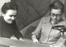 Jitka a Květa při tisku ve svém ateliéru, nedatováno, archiv sester Válových